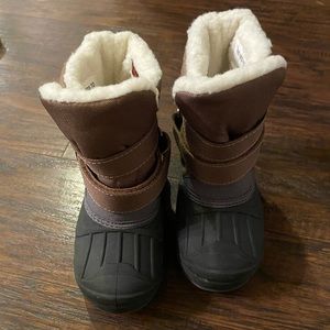 Snow boots